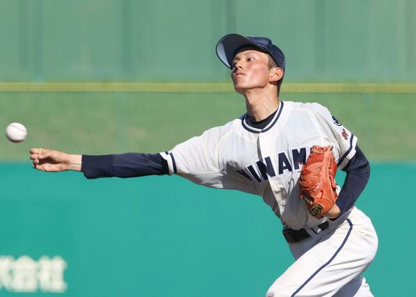 新潟南－中越　新潟南の山田侑一朗。前日５回まで投げ、この日は８回裏から投げて１失点した＝９月１６日、長岡市悠久山球場