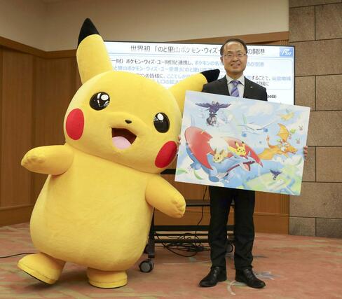 石川県庁を訪れたポケモンのキャラクター「ピカチュウ」と写真に納まる山野之義知事＝１４日午後