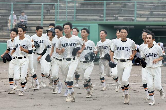 １１－１で北村上中条を破り、笑顔で応援席に向かう新潟工業の選手たち＝新発田市五十公野