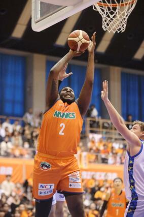 新潟－湘南　第２クオーター、マックがシュートを決め３１－３５＝２５日、新潟市中央区の鳥屋野総合体育館