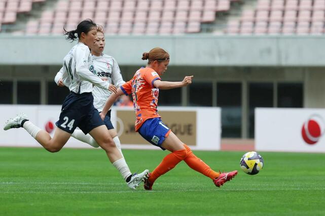 新潟L―INAC神戸 前半、FW新堀華波がシュートを放つも相手GKに阻まれる=デンカビッグスワン