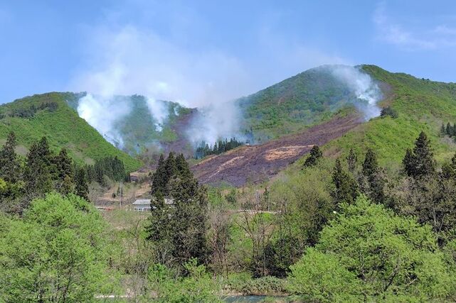 枯れ草火災の現場=26日、魚沼市赤土