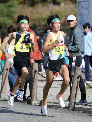 ４区でトップ争いをする小千谷の堀沢心（右）と糸魚川の山田晴樹＝７日、新発田市五十公野公園