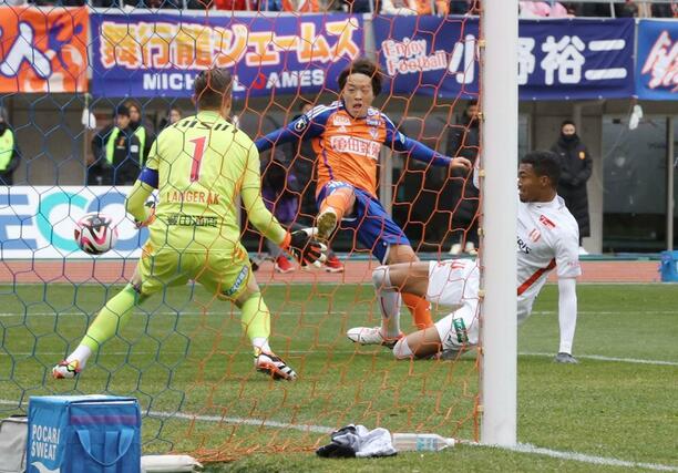 新潟－名古屋　前半終了間際、新潟の高木善朗がシュートを放つもオフサイド＝ビッグスワン