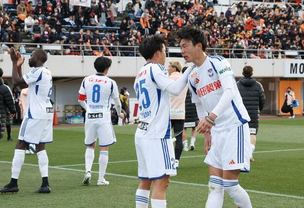 清水-新潟 試合後、サポーターにあいさつする新潟の選手たち=アイスタ
