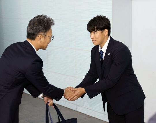 緊張した面持ちでヤクルトのスカウト幹部らを出迎える下川隼佑（右）＝エコスタ