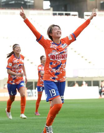 新潟Ｌーちふれ埼玉　後半１７分、ＣＫからＦＷ城和怜奈がバックヘッドで決めて１－０と先制＝ビッグスワン