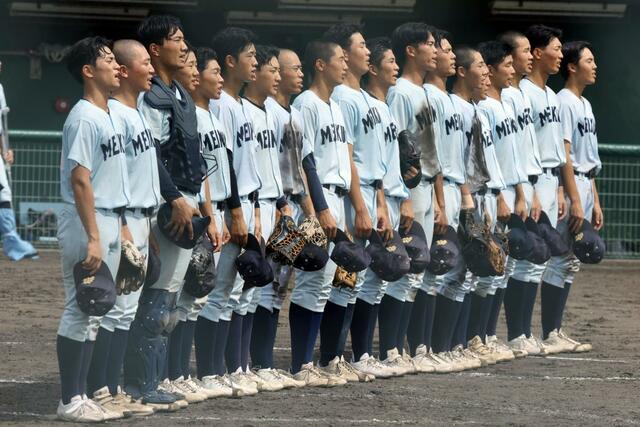 小千谷西－新潟明訓　１７－０で勝利し、校歌を歌う新潟明訓の選手たち＝新発田市五十公野