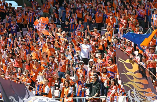 試合前、スタメンの発表に合わせ声援を送るサポーター=デンカビッグスワン