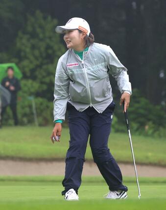 5番ホール。3ホール連続でバーディーパットを決め、笑顔を見せる高橋彩華=長岡市ヨネックスカントリークラブ