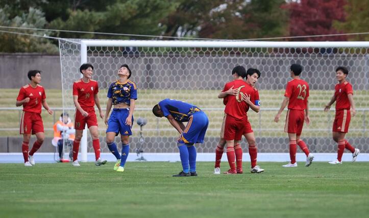 準決勝　開志学園ＪＳＣ－新潟明訓　決勝進出を喜ぶ新潟明訓イレブン＝新発田市五十公野公園陸上競技場