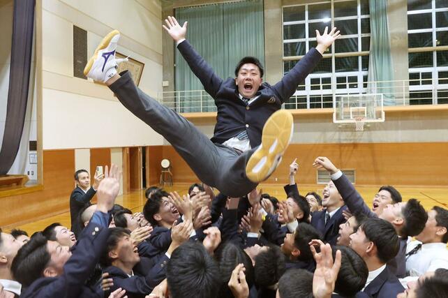 ドラフト会議でソフトバンクから育成１位を受け、チームメートから胴上げされる関根学園高校の池田栞太捕手＝関根学園高校