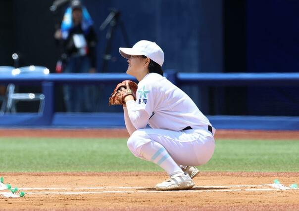 始球式で捕手を務めた田中空さん（長岡大手）＝エコスタ