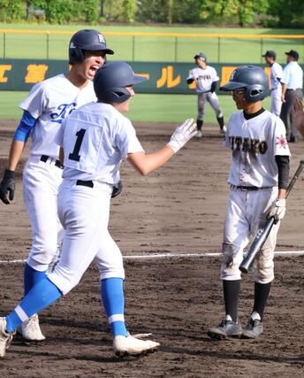 敬和北中条－万代　４回２死満塁からの適時打でホームを踏んで喜ぶ敬和北中条の走者、稲垣謙庄（背番号１）＝三条市パールスタ