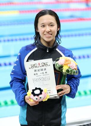 女子８００ｍ自由形決勝　笑顔で記念撮影に応じる日本新記録で優勝した梶本一花＝東京アクアティクスセンター