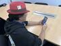 ユーチューブチャンネル「ちんあなご」に投稿した動画をスマートフォンで映す男性＝３月６日午後、東京都港区