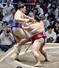 大の里（左）が押し出しで御嶽海に敗れる＝ドルフィンズアリーナ