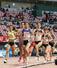女子1500メートル予選で力走する田中希実選手(左)ら=ビッグスワン