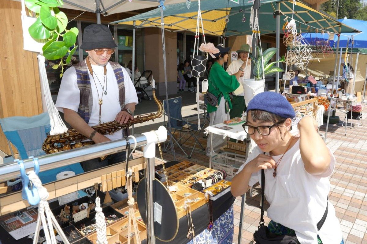 名物入りおこわに舌鼓、並ぶ雑貨に目輝かせ…♪長岡市栃尾でマルシェ