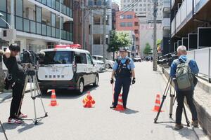 通行中の男性が男に切りつけられたとみられる現場付近=12日午後1時前、新潟市中央区笹口1