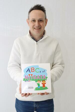「ABCs of NIIGATA」を自費出版したニール・グラムさん=新潟市北区東栄町1