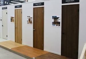 リニューアルしたスーパービバホームさいたま新都心店。フローリングとドアの色の組み合わせを確認できるコーナーを設置した（アークランズ提供）