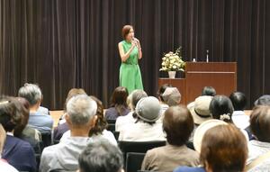 講演するやましたひでこさん=佐渡市両津夷