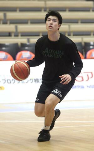 神戸戦に向けて練習する保泉遼=アオーレ長岡