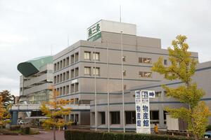 三条市と燕市の境界付近に建つ燕三条地場産業振興センター。産業や生活圏が重なる燕三条エリアが一つの選挙区にまとまることを歓迎する声もある=三条市須頃1、燕市井土巻3の境界付近
