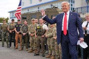 21日、米ワシントンで州兵と話すトランプ大統領(AP=共同)