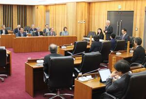 小木－直江津航路の振興策について意見を交わした上越、佐渡両市議連＝佐渡市議会