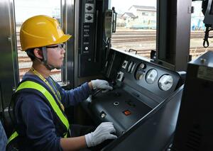 緊張した手つきで鉄道車両を運転する参加者＝上越市東町の直江津運転センター