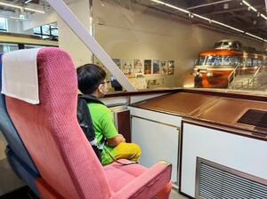 「こども冒険バンク」で神奈川県海老名市のロマンスカーミュージアムを見学する子ども