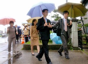 柏崎市の実家に入る蓮池薫さん親子=2004年5月23日