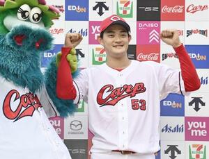 7回2失点で4勝目を挙げ、ポーズをとる広島・岡本=マツダ