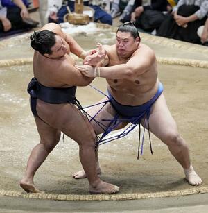 大相撲秋場所14日目、豊昇龍(左)を押し出しで破る大の里。2場所ぶり2度目の優勝を決めた=9月21日、東京・両国国技館