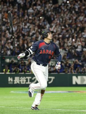 ＷＢＣ１次リーグ初戦の台湾戦の２回、右越えに満塁本塁打を放つ日本・大谷翔平＝６日、東京ドーム