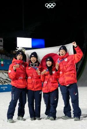 　混合団体で銅メダルを獲得し、笑顔で日の丸を掲げる（左から）二階堂蓮、丸山希、高梨沙羅、小林陵侑＝プレダッツォ（共同）