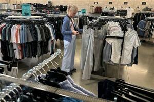 米国の小売店の様子=8日、イリノイ州(AP=共同)