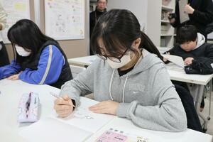 小学生が作画に挑戦したワークショップ=新潟市中央区古町通6