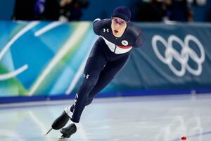 　男子１万メートル　滑走するメトジェイ・イレク。金メダルを獲得した＝ミラノ（共同）