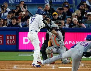 メッツ戦の1回、死球を受けるドジャース・大谷。投手ピーターソン=ロサンゼルス(共同)