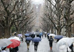 　国公立大２次試験の前期日程が始まり、会場に向かう受験生＝２５日午前、東京・本郷の東京大学