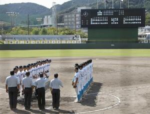 　７イニングで争った国民スポーツ大会高校野球硬式の決勝を終え、整列する選手たち＝１０月、大津市