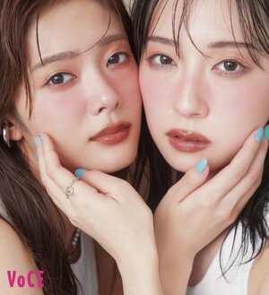 『VOCE』6月号に登場する（左から）櫻坂46・田村保乃、日向坂46・金村美玖