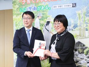 「おたがいさま食堂」の関﨑智弥代表(右)に目録を贈呈する、ツインバードの野水重明社長=燕市役所