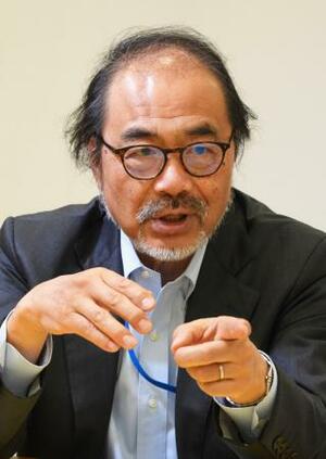 インタビューに答える軽部謙介・帝京大特任教授
