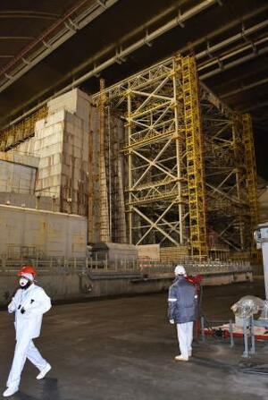 　ウクライナ北部のチョルノービリ原発４号機の原子炉建屋。「石棺」に覆われている＝２３日（共同）