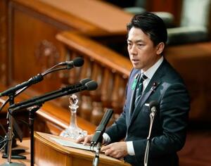 衆院本会議で、中道改革連合の吉田宣弘氏の質疑に答弁する小泉防衛相=16日午後