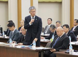 全原協の会合で意見を述べる桜井雅浩柏崎市長＝１０日、東京都千代田区